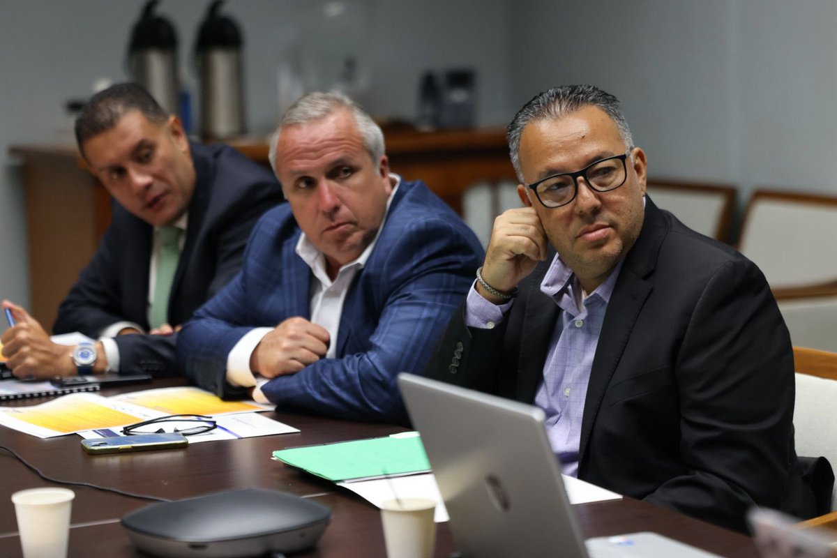 HOY | junto a los compañeros alcaldes, Hon. Jorge Morales, alcalde de #CaboRojo y el alcalde de #Florida, Hon. José Gerena reunido con el secretario de la Gobernación, Lcdo. Francisco Domenech dialogando sobre los fondos asignados a los municipios para el funcionamiento de los