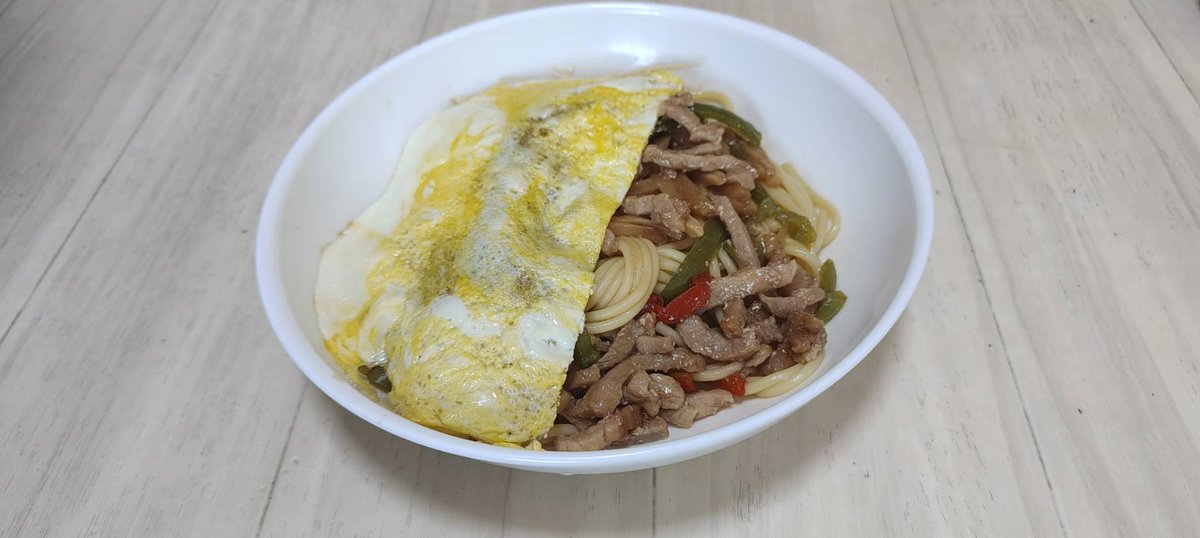 fukkey6's tweet image. 青椒肉絲風パスタ、見様見真似でつくってみました♪
オムパスタにしようと思ったけど、中身がみえなくなるから、半分だけｗｗｗ