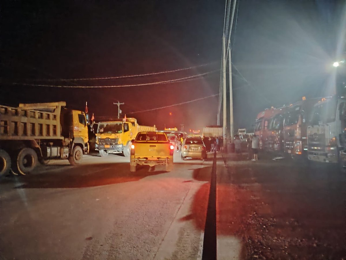 🔴🇪🇨📻 #ElPangui
Cerrada la vía Chuchumbletza - Tundayme, transportistas proveedores del proyecto Mirador protestan por el alza del combustible.