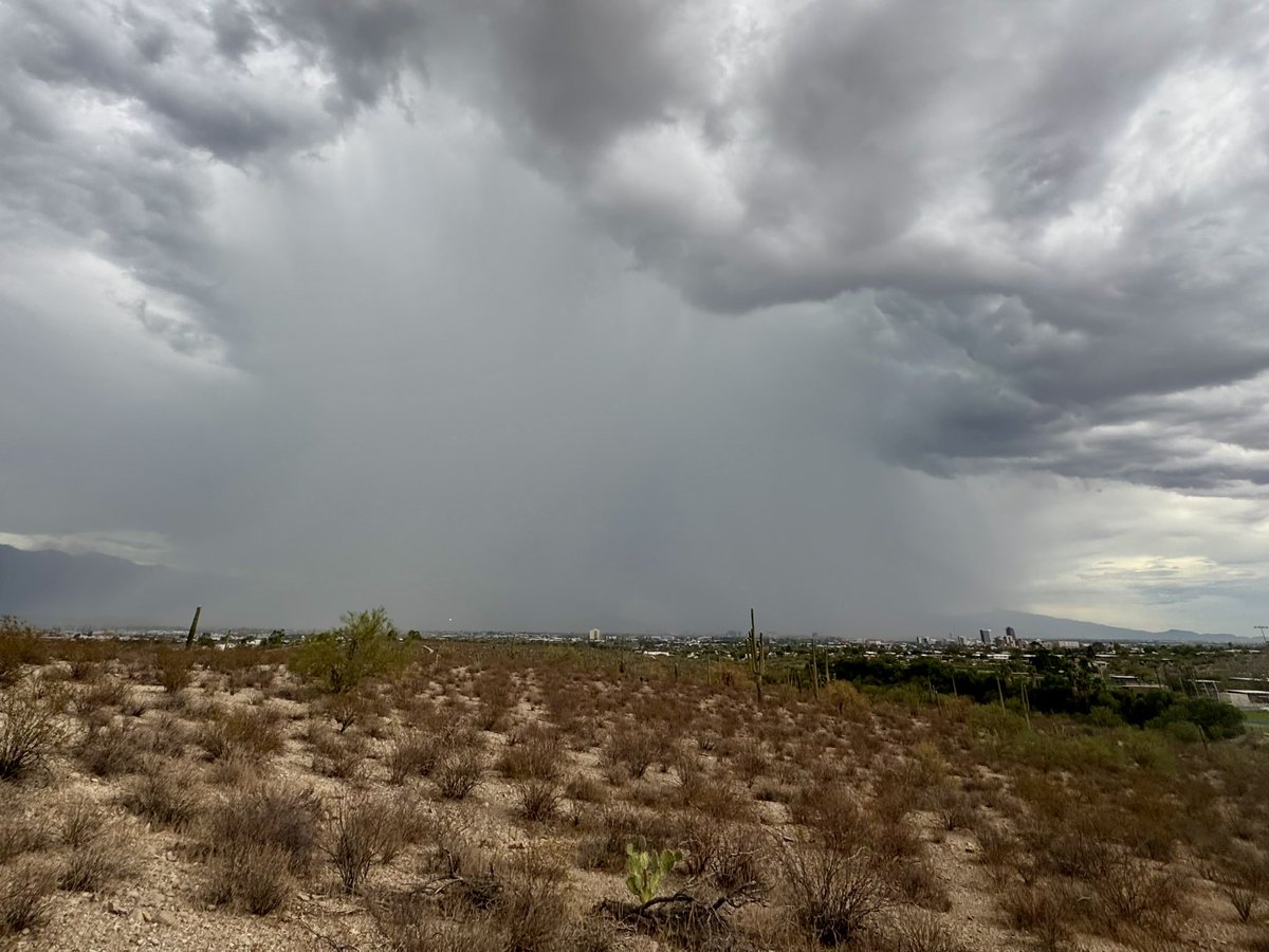 seanparkerphoto's tweet image. Nice storm passing over east Tucson #azwx #monsoon2025