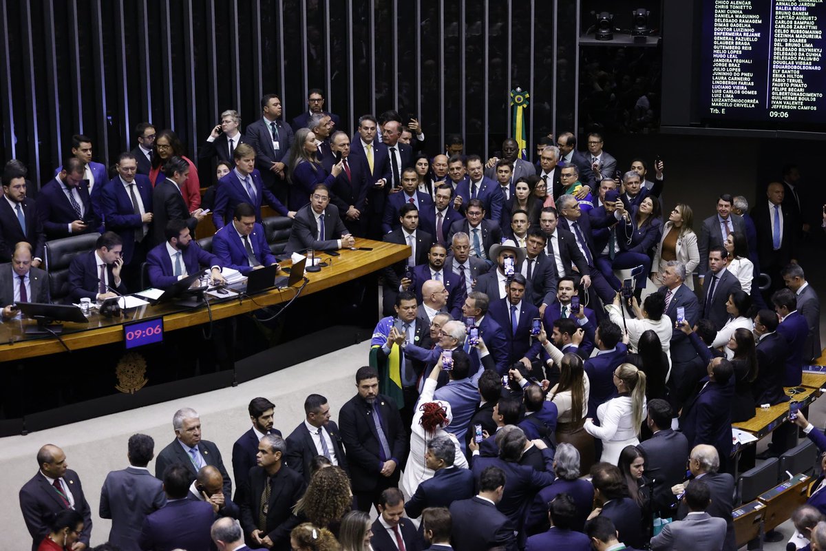 CarolDeToni's tweet image. Que dia histórico, meus amigos! 

#AnistiaJá