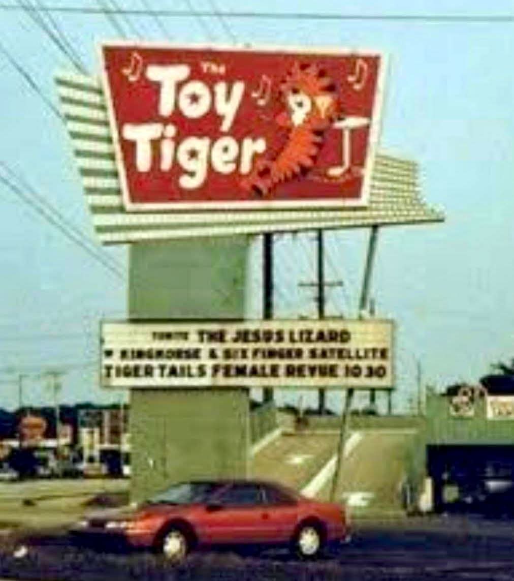 If only that sign could talk peeps. I'm sure it's  got some uncle Larry stories as well. Let's say  I was there alot. L's up and cards4eva ♥️💯.