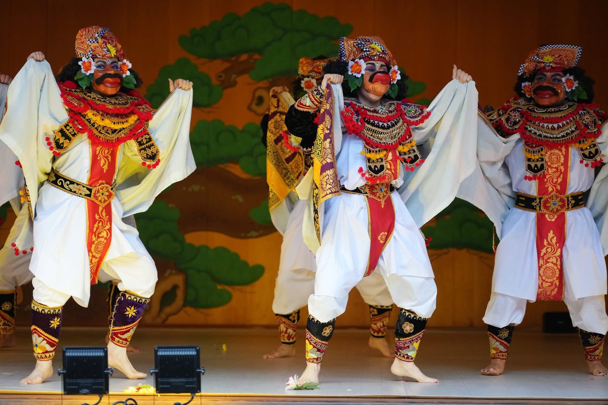 asagayabali's tweet photo. 第24回阿佐ヶ谷バリ舞踊祭振り返り。２日目（8/3)のオープニングは、くちびるの大きな道化の仮面を��った６人組による「トペン・ブギス」です。表情や仕草はとてもユーモラスですが、踊りそのものはバリ舞踊の男踊りの基本をきっちりベースにした、たいへん本格的なものでした！ https://t.co/OgfZKqPhPs