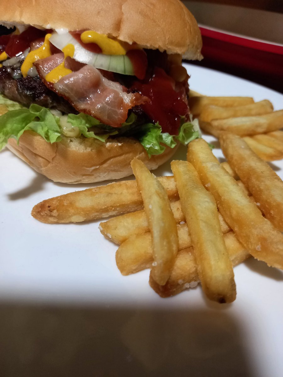 karelisjvc's tweet image. 👩‍🍳•••La burger está servida•••👩‍🍳
😏🦅 #dinnertime #burger 🍔🍟