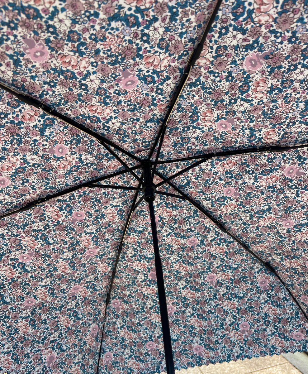 あ*さ様 ミャクミャク　折り畳み傘　リバティ柄　晴雨兼用 折りたたみ傘 UVカッ 万博で買ったこのリバティ柄かと思いきや隠れミャクミャクがいる晴雨