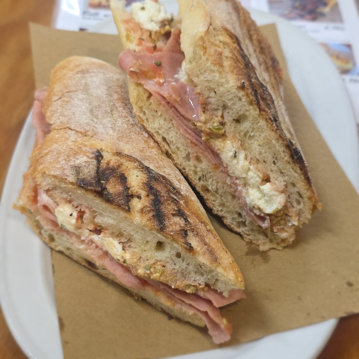 Bon dia per avui entrepà de mortadel·la amb formatge de cabra i crema de festucs.  Salut <a href="/DO_sants/">D.O. Sants</a> #entrepadeldia