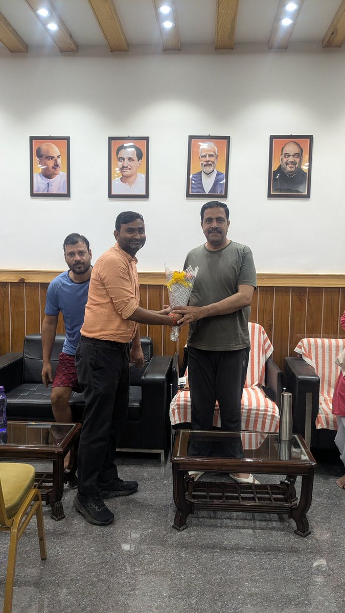 आज मेरे बंजारी आवासीय कार्यालय पर मुझे यह सौभाग्य प्राप्त हुआ कि जिला उद्यान पदाधिकारी बेतिया श्री राजू रावत जी ने बुकी देकर मुझे सम्मानित किया।
यह पल मेरे जीवन के अनमोल पलों में से एक रहेगा, जिसने मेरी सेवाओं को मान्यता दी और आगे और बेहतर कार्य करने की प्रेरणा दी।
🙏 इस विशेष