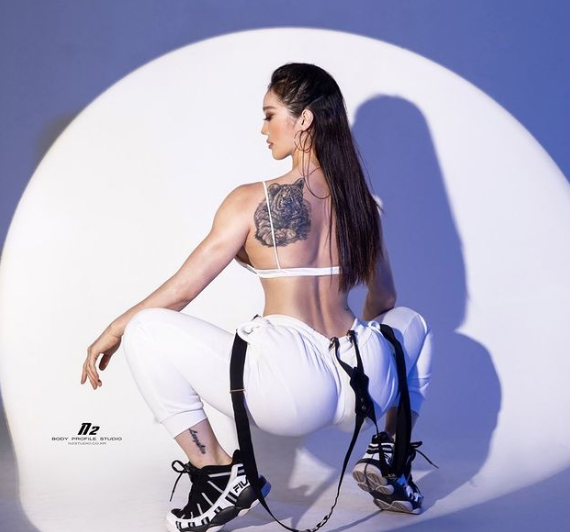 拍了全裸体写真！！！ 出了几张样片 想看的点赞！ 只送已经点赞并且关注的！ #健身女教练 #女S