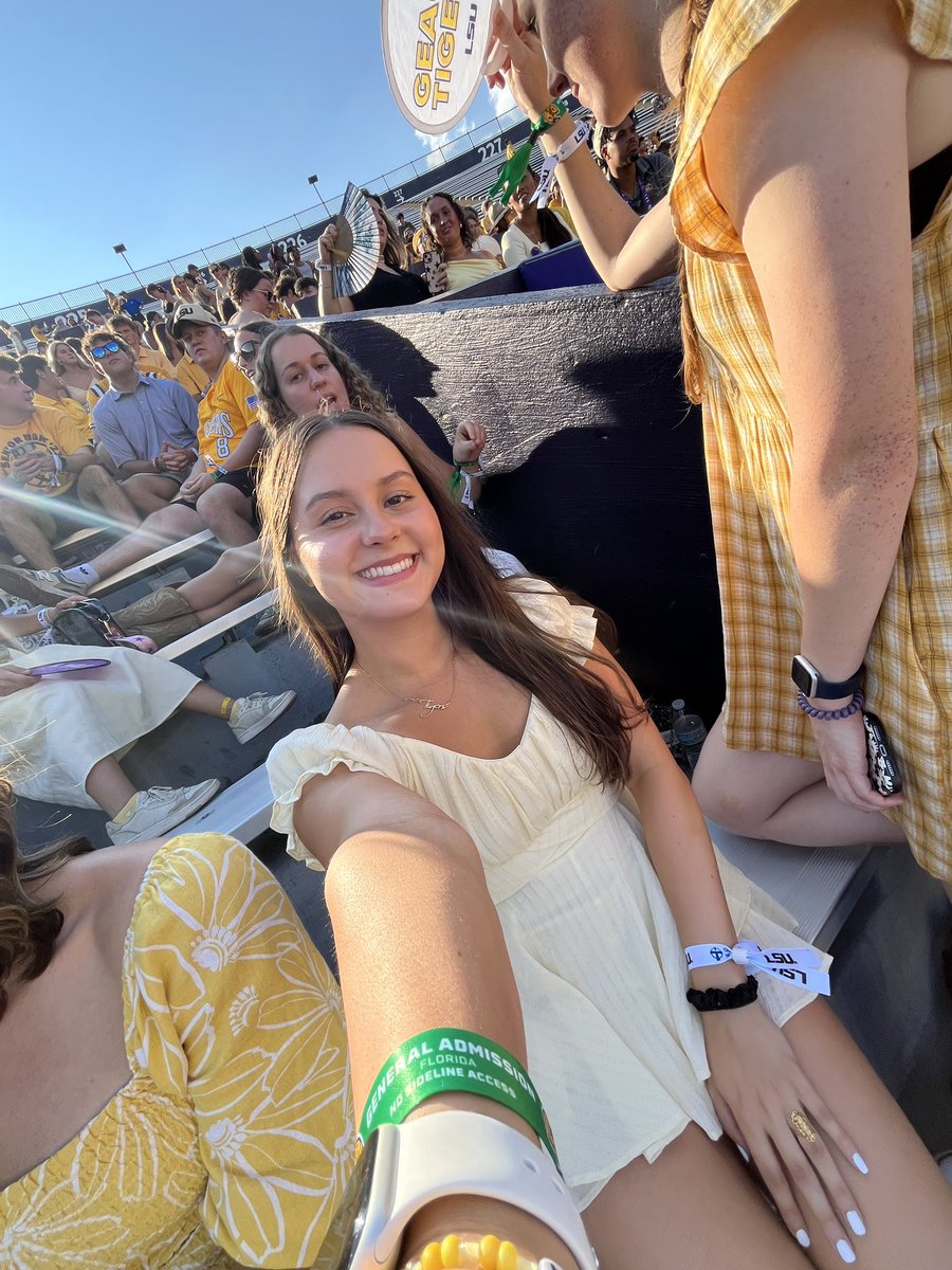 I 🩷 football games 💜🐅💛