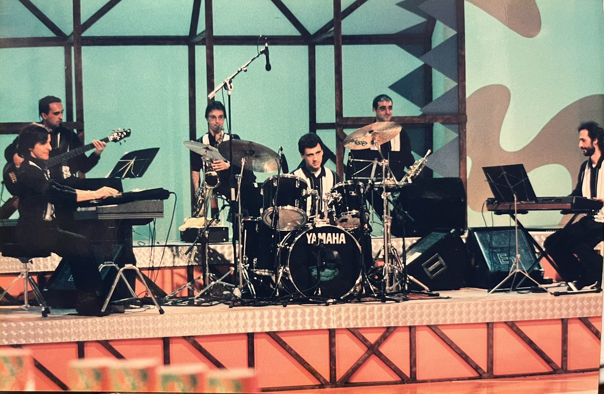 TXISKOLA
Gaur duela 30 urte emititu zen “Txiskola” programa lehen aldiz.
Zer izan zen hura! Zer oroitzapen ederrak! 
Gutxienez, ondo frogatuta utzi genuen txisteak euskaraz konta zitezkeela, graziaz eta eroso:
👉🏼 Kareta: labur.eus/i0iiddct