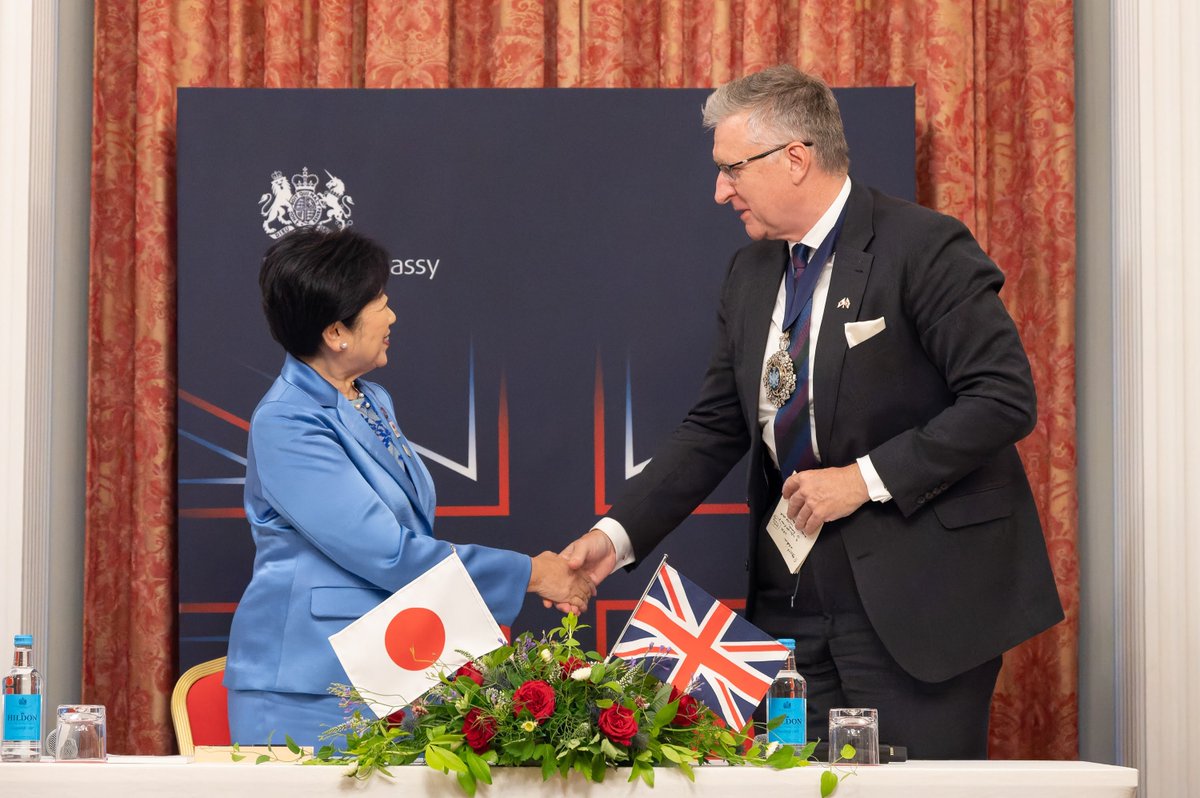 UKinJapan's tweet photo. 英国金融街シティと東京都は9月8日、金融分野の強化に関する基本合意を8年ぶりに改訂。署名式は駐日英国大使公邸で行われ、ロード・メイヤーのアラスタ・キング氏と小池百合子都知事が、@JuliaLongbottom駐日英国大使とともに出席。投資拡大と国際金融センターの強化を目指します。 https://t.co/TTFfcvA9Kp