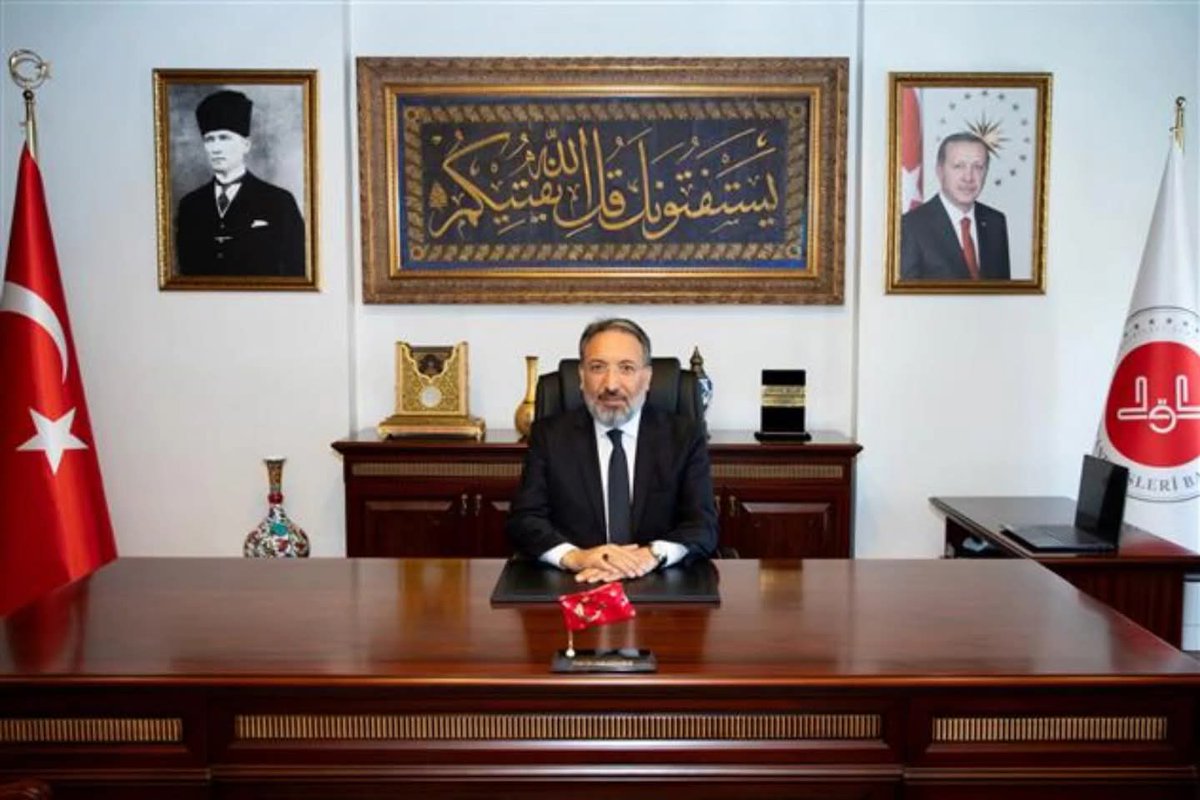 Diyanet İşleri Başkanı olarak atanan Prof.Dr. Safi ARPAGUŞ hocamızı tebrik ediyor, üstlendiği bu ulvi görevde muvaffakiyetler diliyorum. Bu müstesna vazifenin ülkemiz, milletimiz ve islam âlemi için hayırlara vesile olmasını Cenab-ı Hakt'an niyaz ediyorum. Rabbim yardımcısı olsun