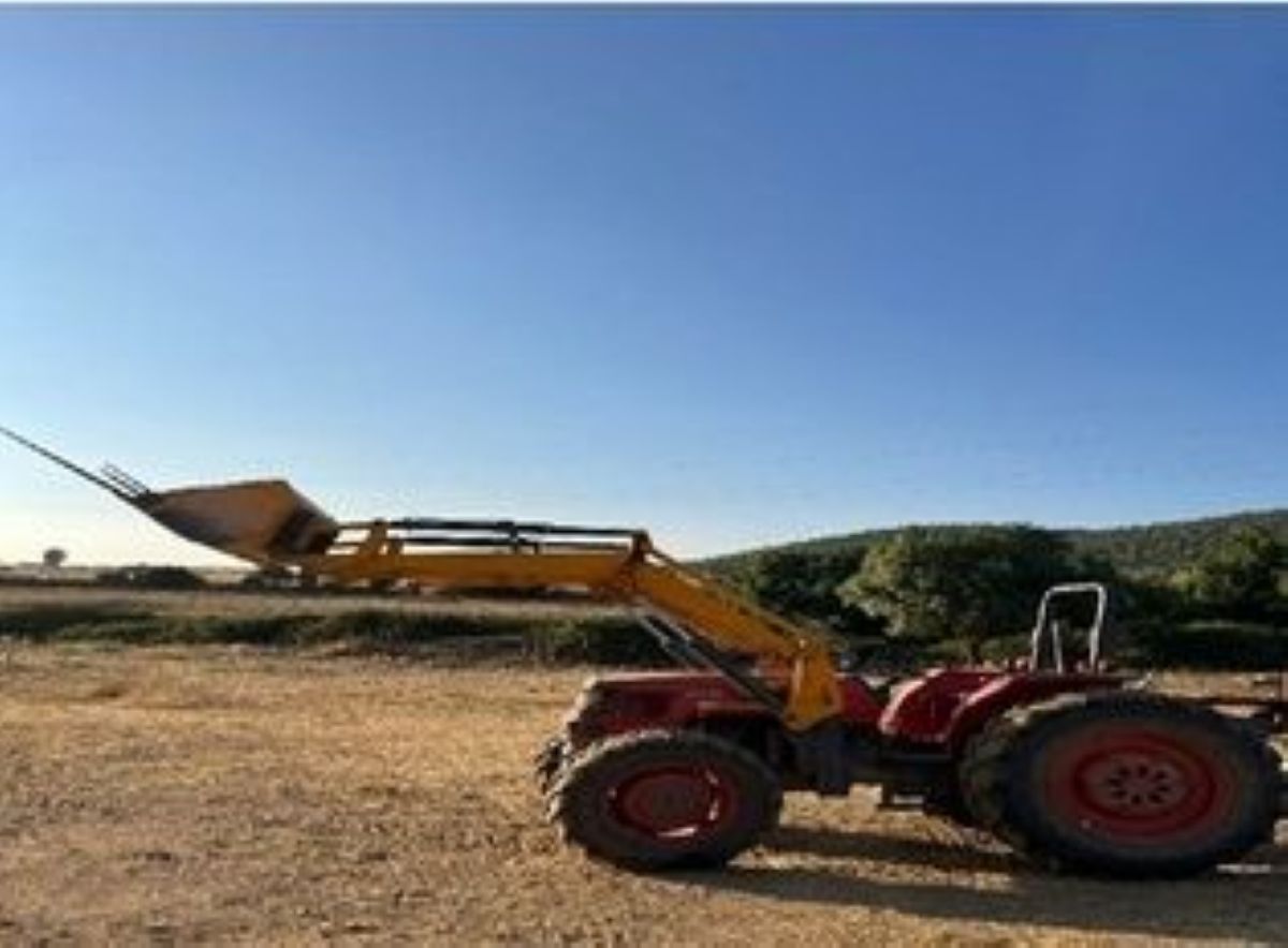 _giocondaliq's tweet photo. 🚜 Se vende Tractor Kubota
🔧 Motor V3300-TIE | ⚙️ 3 cil/3318cc
💪 61/83 CV | 📈 Pot. fiscal: 18,05
🏎️ Máx: 33,5 km/h | 📋 Mat.: E-9647-BCF
📍 Táliga (Badajoz)
⚠️ Avería en embrague y frenos
🔗 https://t.co/7dx9d8b8A4 https://t.co/jHtt4SqAna