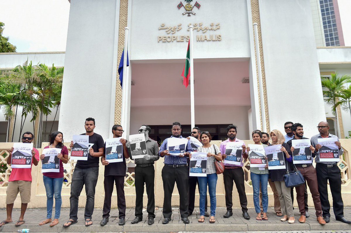 9 years ago, journalists filled the streets against a law silencing the press. This week, they rose again. One face missing: Asward once a journalist, now Youth Minister. Power makes some forget the rights they once fought for…

#CRTLehNukureveyne #MvMediaUnderAttack