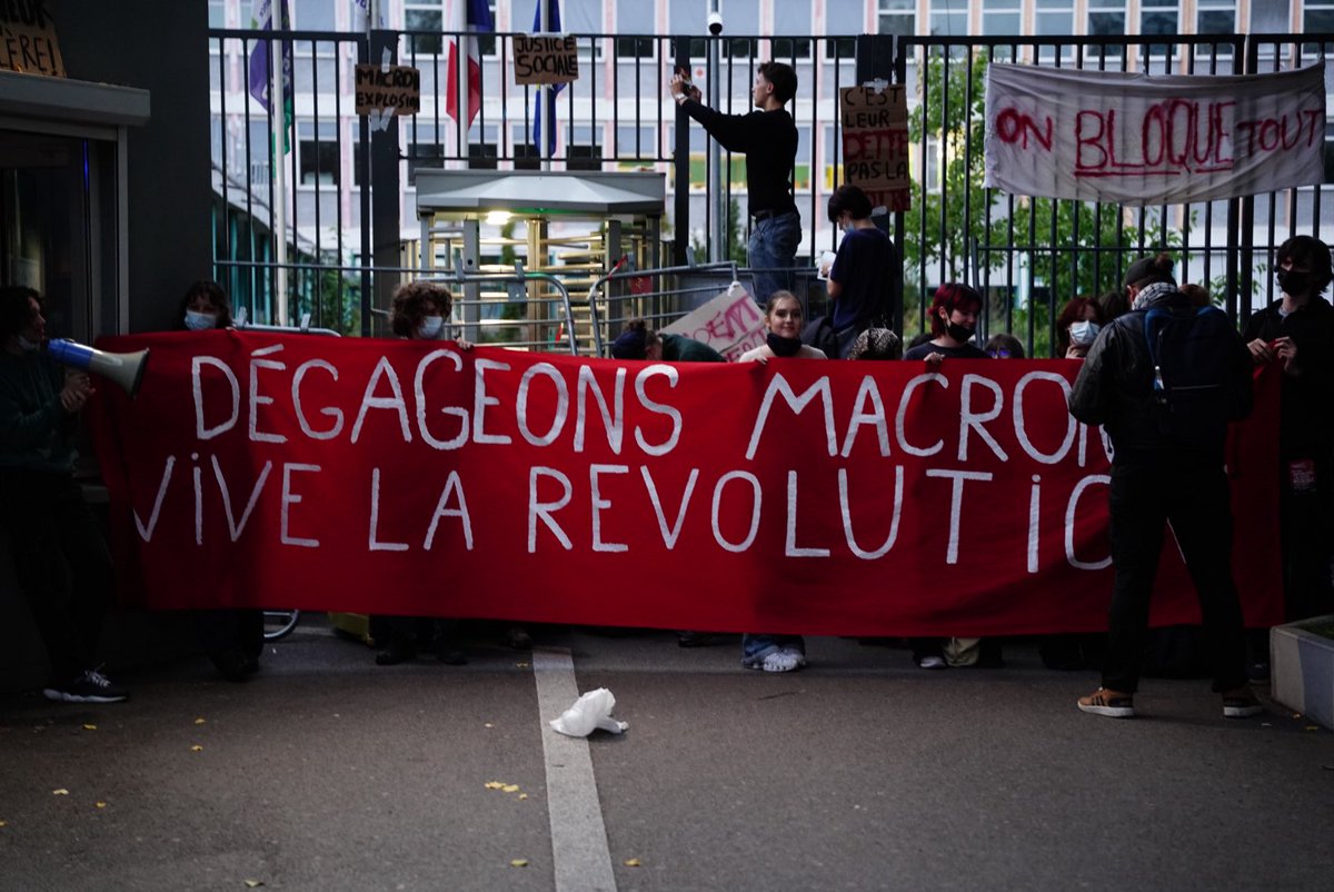 Aurelien_Le_Coq's tweet image. 🔴 « GRÈVE, BLOCAGE, MACRON DÉGAGE ! »

À #Lille, le lycée #Pasteur est bloqué.

Soutien aux lycéenn•es mobilisé•es pour leur avenir !