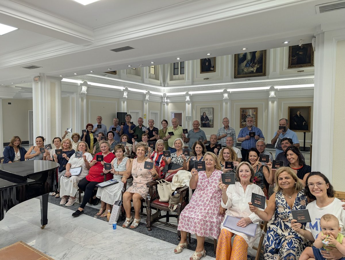 mpMONRO's tweet photo. Por fin nuestro primer CD del coro icam y con el proyecto casi terminado del curso consumo https://t.co/ZPi9PVH9gk