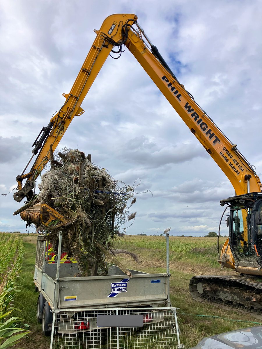 A rather disappointed side to the job. Clearing fly tipped rubbish from watercourses. This was one of two trailer fulls of waste removed from the same site between Parson Drove and Murrow last week.