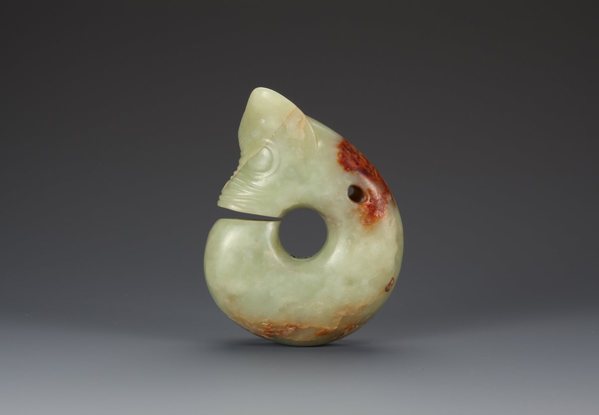 ShanghaiMuseum's tweet image. With round eyes, pricked ears and plump body, this jade dragon from Hongshan Culture stands out from its elegant peers. Turns out mythical animals can be adorable as well!

#NowOnView at #LegendsOfDragon
玦形玉龙 ©Liaoning Provincial Institute of Cultural Relics and Archaeology