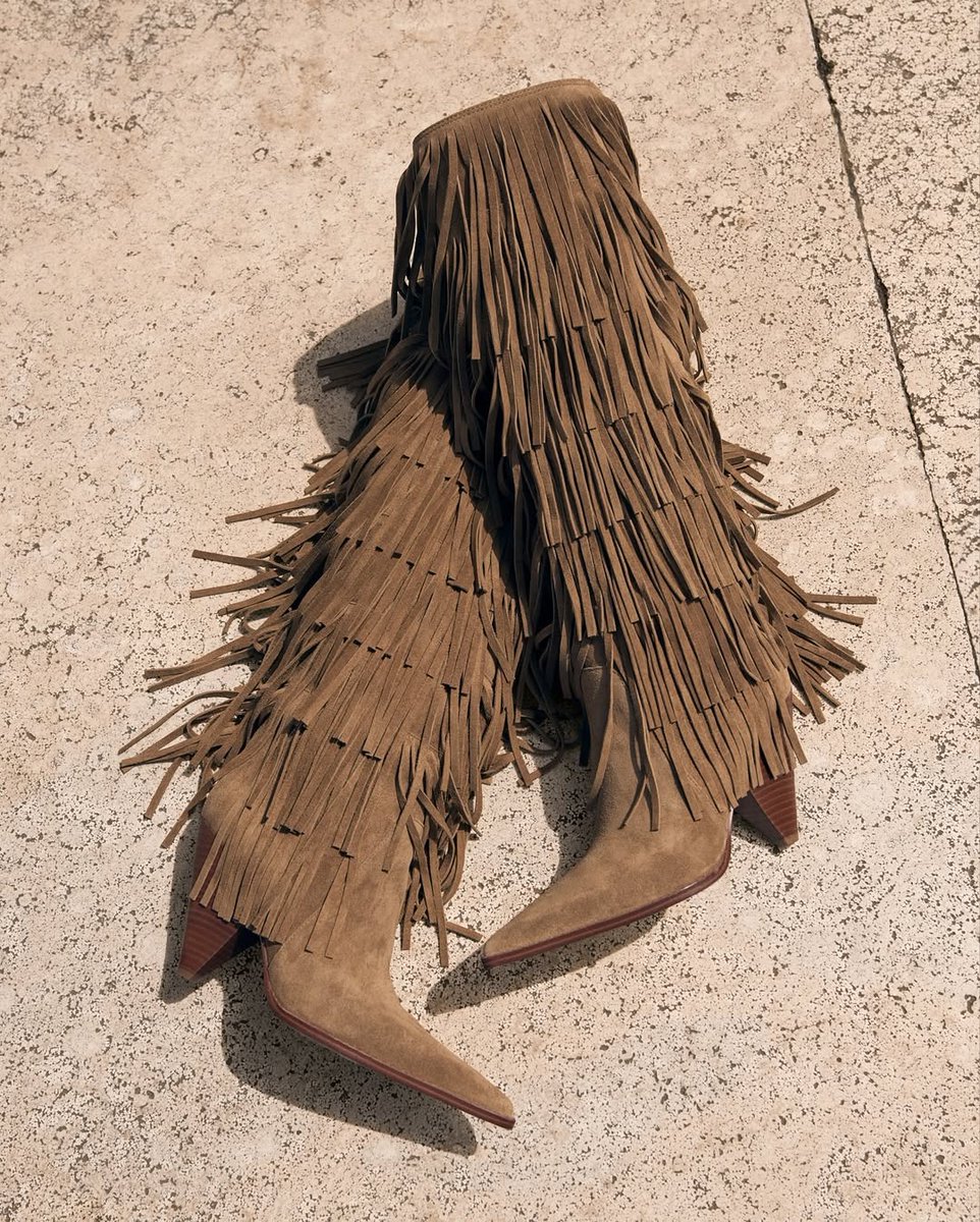 Let the fringe fly: 歩くたびに揺れるフリンジが美しいブーツで、どんなスタイルもワンランク上の装いに。

▶︎bit.ly/3VjBgVE