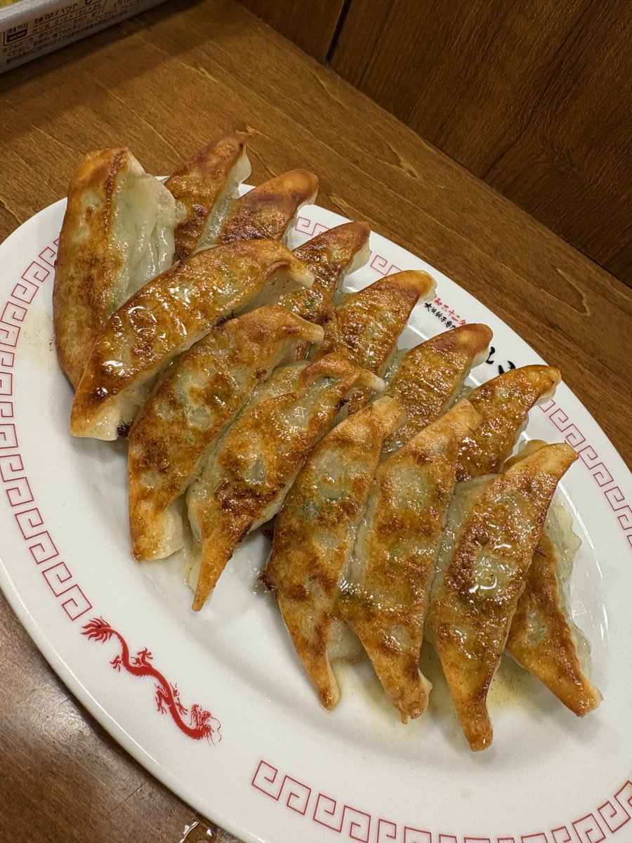 gyozarisaboten's tweet photo. 今までの人生で一番美味しかった餃子 https://t.co/4NPOGieMxT