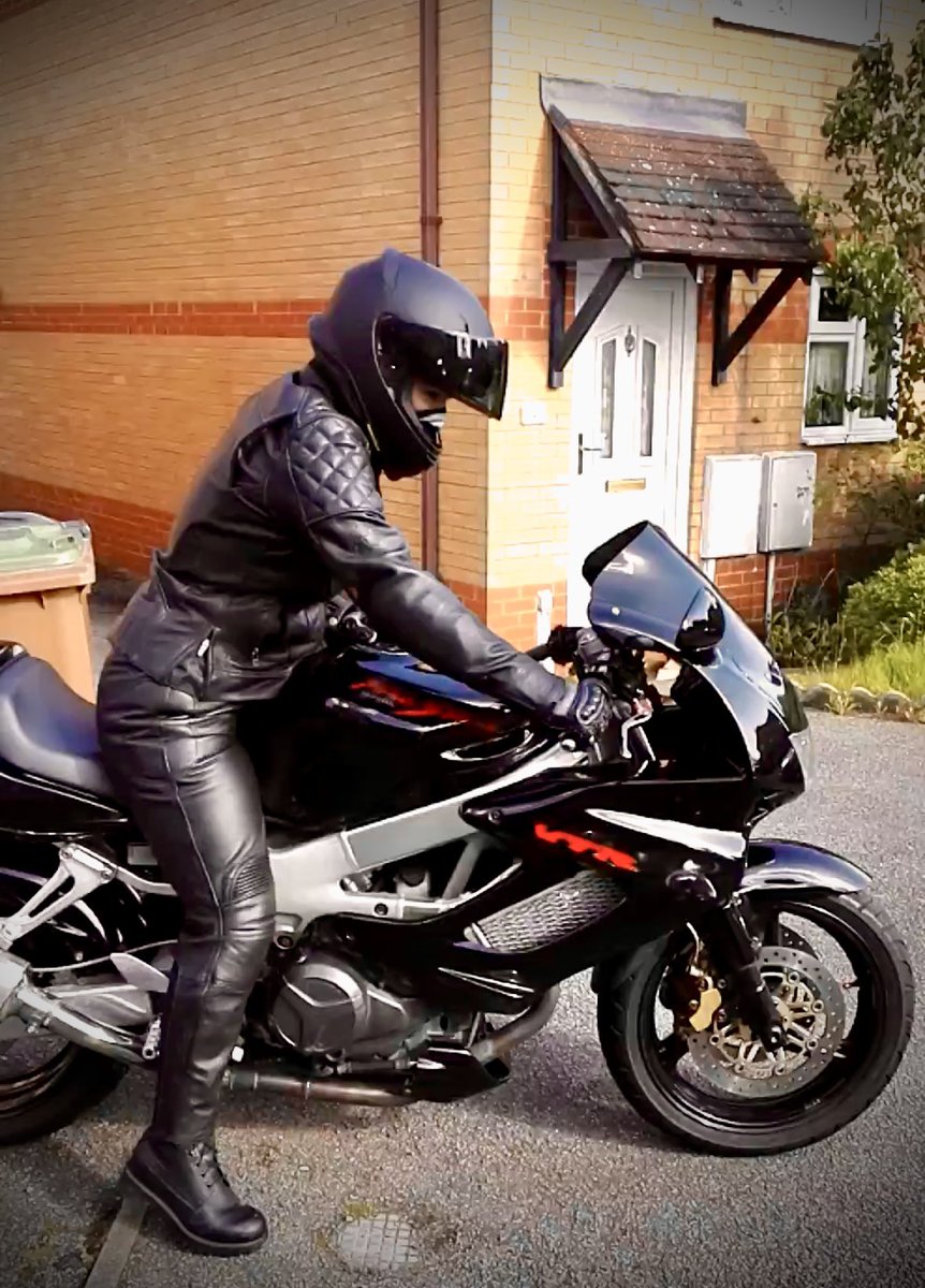 #ThrowbackThursday 
Awwww to my 2nd VTR 🖤 2017 #Honda