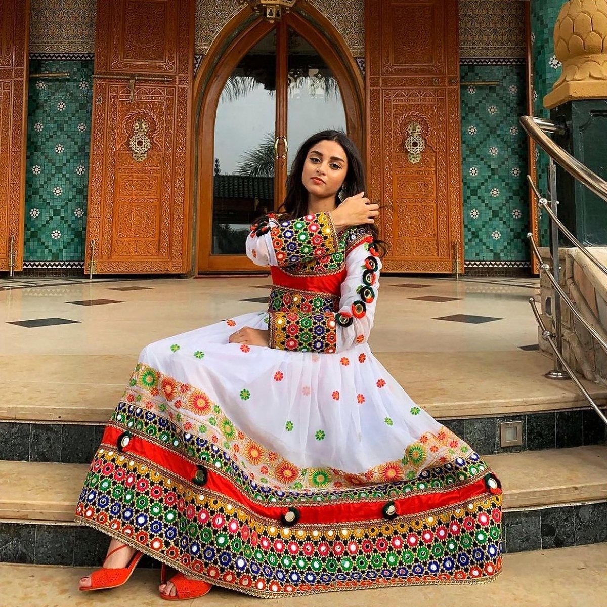 Astr0Math's tweet image. La burqa et le tchadri ne sont pas des mœurs et coutumes afghanes. Ce n'est pas la culture afghane. La culture afghzne, c'est ça (entre autres choses, car elle est très riche) ⤵️
Et vous pouvez jeter un œil à #DoNotTouchMyClothes