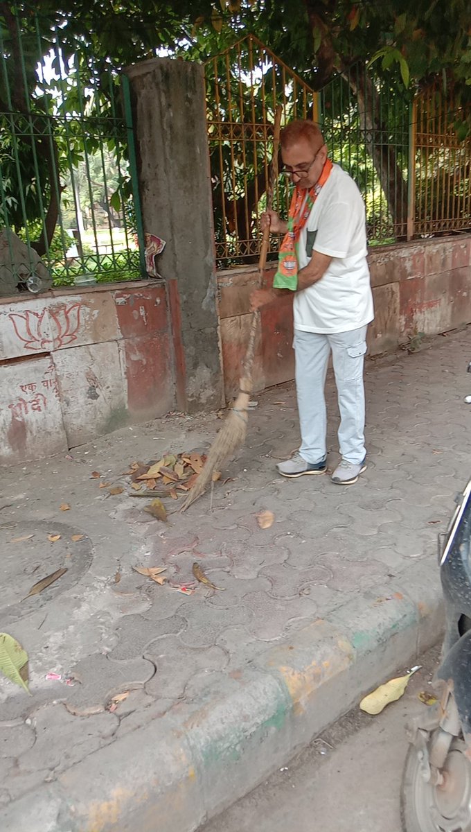 मोदी जी के जन्मदिन के उपलक्ष्य मे सेवा पखवाड़े के आज दूसरे दिन रमेश नगर गोल चक्कर मे सफाई अभियान चलाया गया और लोगों को स्वच्छता के प्रति जागरूक किया गया।
<a href="/BJP4India/">BJP</a> 
<a href="/BansuriSwaraj/">Bansuri Swaraj</a> 
@bjp4delhi