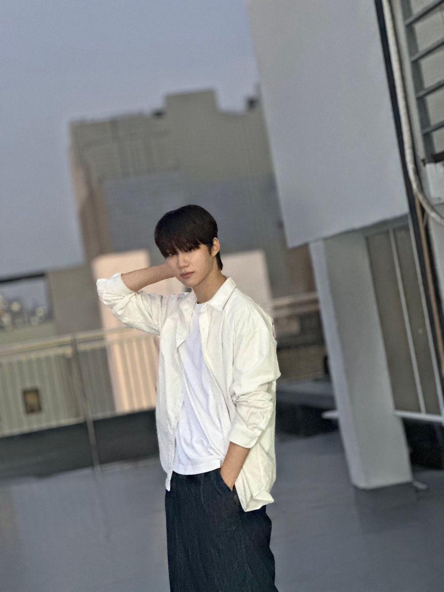 thewind_twt's tweet photo. [#김희수] 허리를 아끼지 않은 결과물📸
(p.s 하나는 작가 사진입니다.) https://t.co/VIgjCZ0xvj