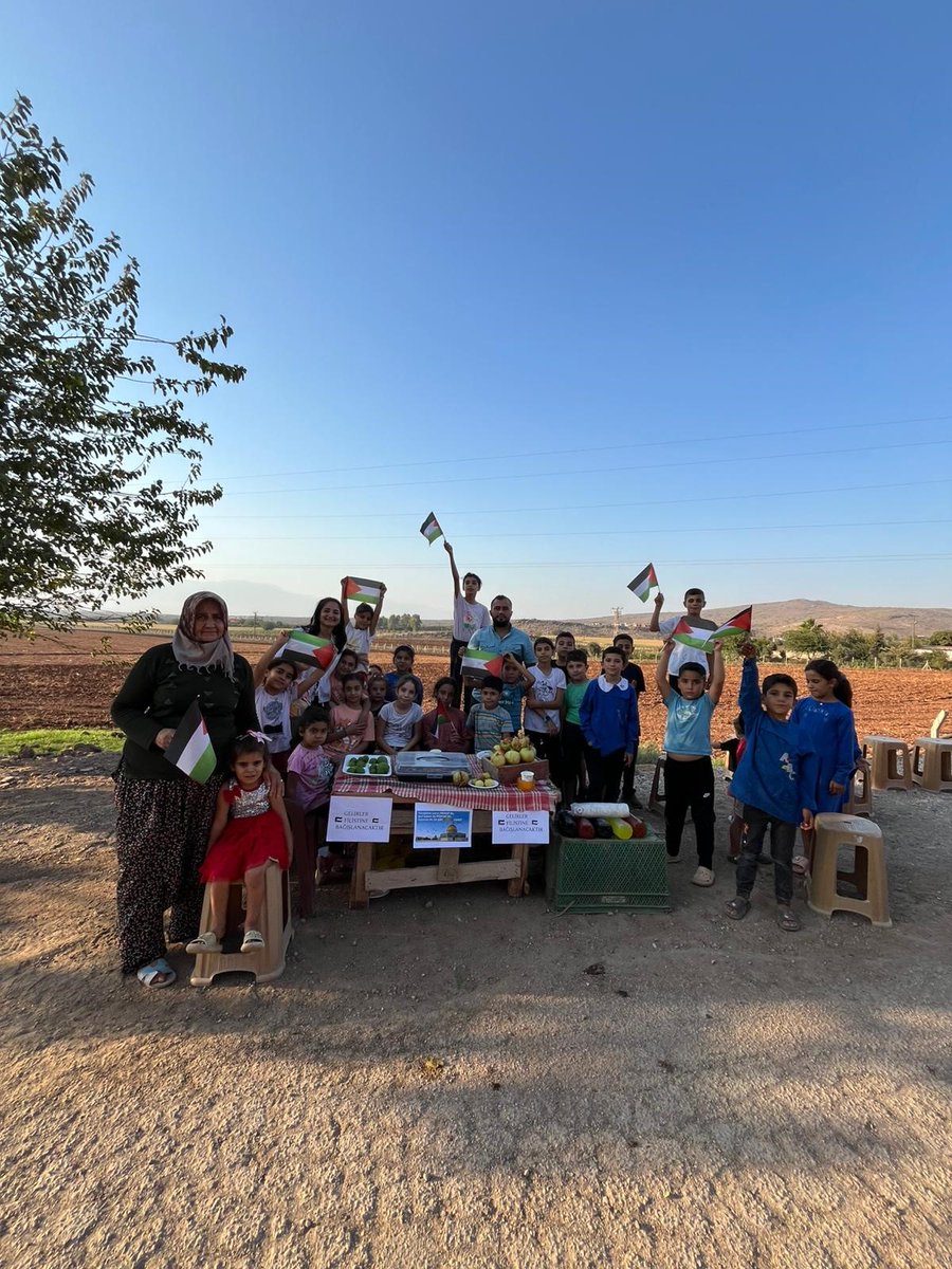 Hatay’da çocuklar, Gazze’deki çocuklara destek olmak amacıyla annelerinin hazırladığı yiyecekleri sattı.

— Toplanan 4 bin TL, Gazze’ye bağışlandı.
