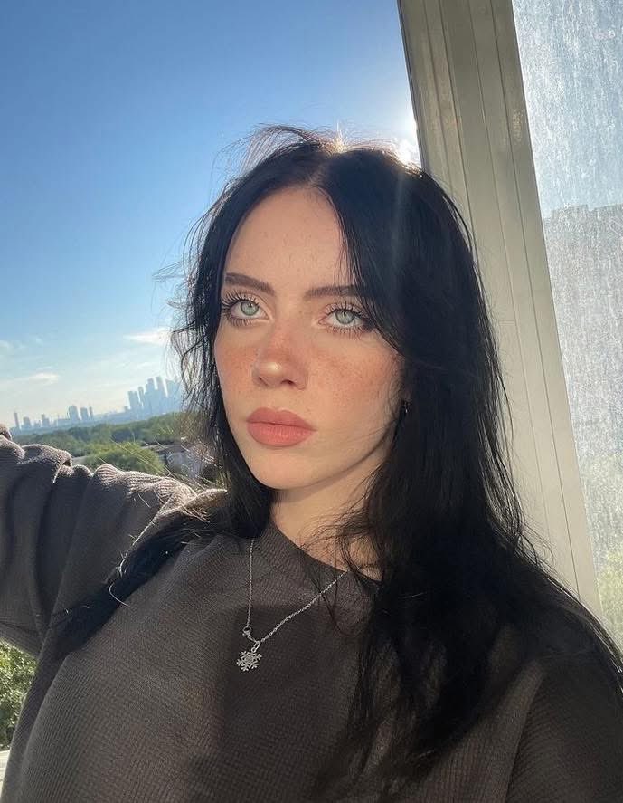 Porno video: Kafeda yubkadagi jojani sikishdi