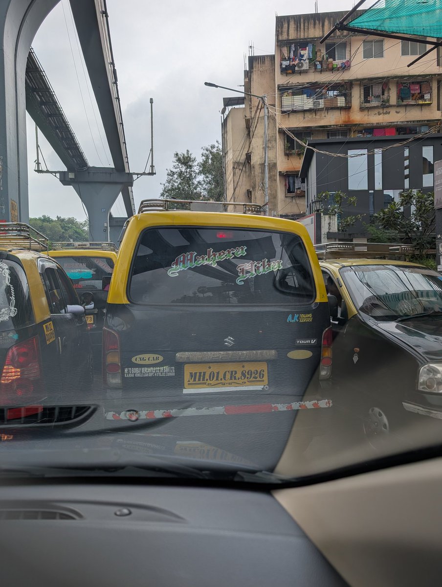 vinivdvc's tweet image. .@MTPHereToHelp will you please take action against such illegal and reckless driving which puts others' lives at risk? Traffic snarls are already leading to delays. Such reckless drivers hold both the lanes at ransom and create problems for those who obey the rules. @ Wadala e