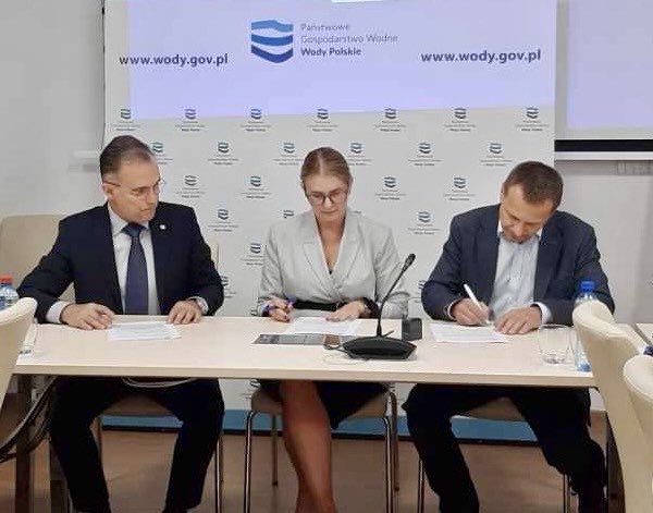 ✅ Rozpoczynamy realizację kolejnej inwestycji!  

#StopPowodzi 🌊

🖋️ Podpisaliśmy umowę na roboty budowlane w związku z usunięciem nieodpowiedniego stanu technicznego zapory czołowej suchego zbiornika przeciwpowodziowego Mysłakowice zlokalizowanego w km 7+560 potoku Łomnica.