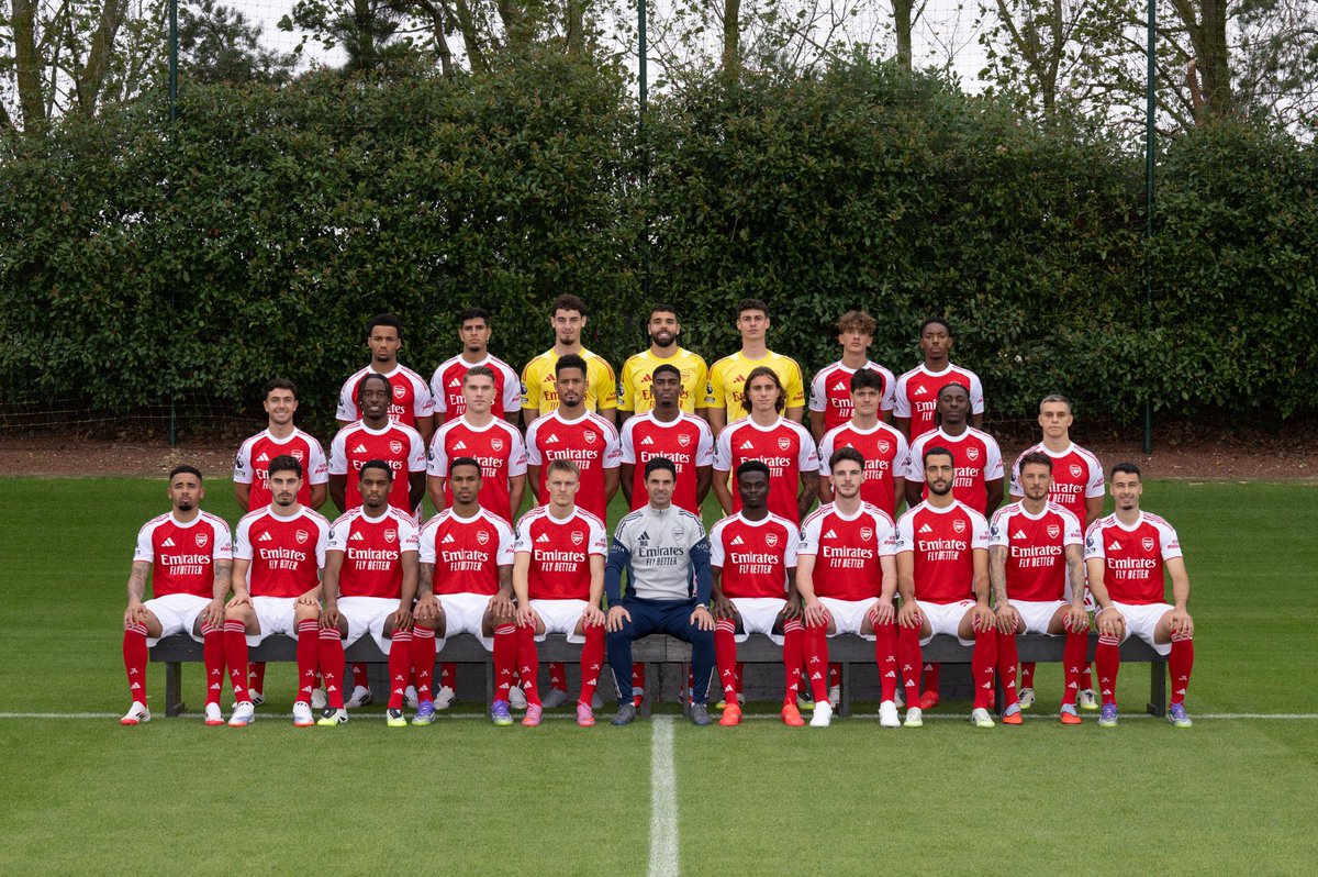 📸 North London’s finest! Squad locked in, focus sharp… and yes, our trophy cabinet is already dusted, just waiting for the new gold 🏆🔴⚪
#Arsenal #COYG #Gunners #NorthLondonForever #PremierLeague #UCL #ArtetaBall