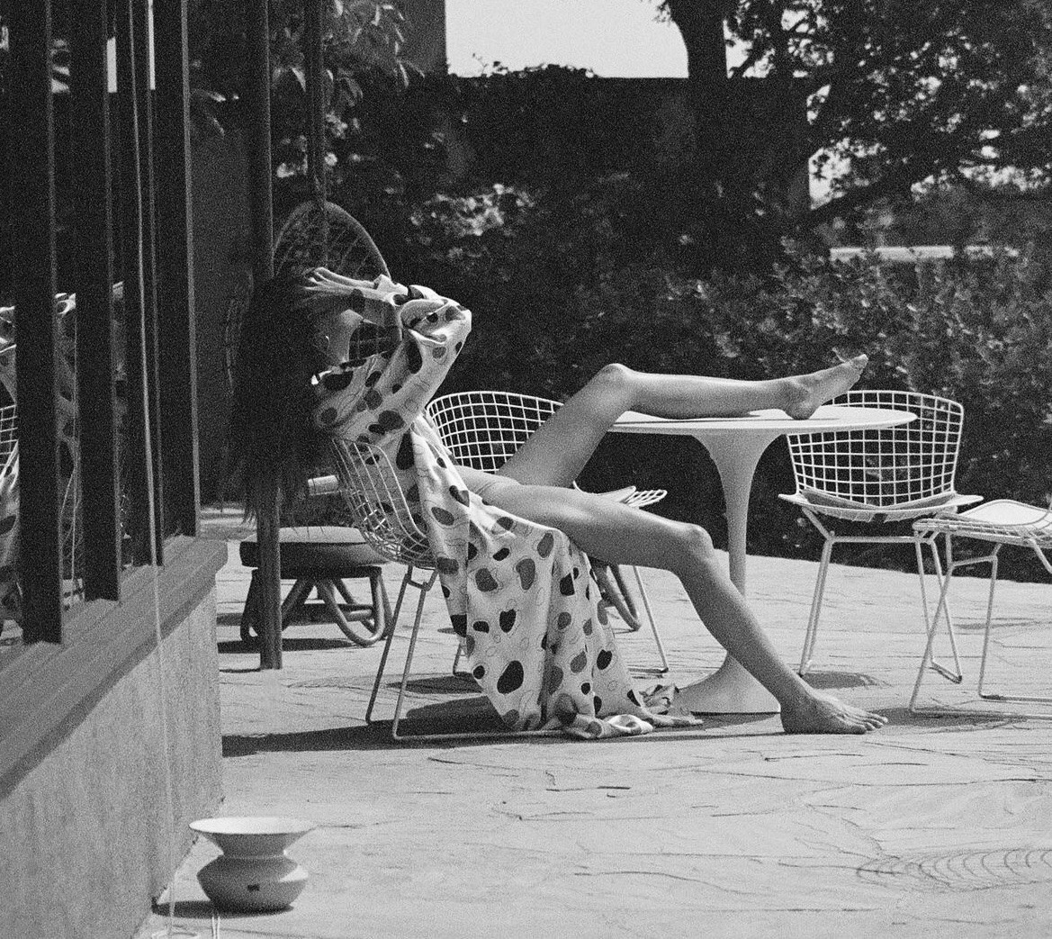 Monica_FdB's tweet image. ⭕ Los últimos coletazos del verano
#ArquitecturayModa

Sillas Bertoia | 1️⃣9️⃣5️⃣2️⃣ | Harry Bertoia

#JuevesDeArquitectura #arquitectura #archilovers #diseño #design #Fashionista