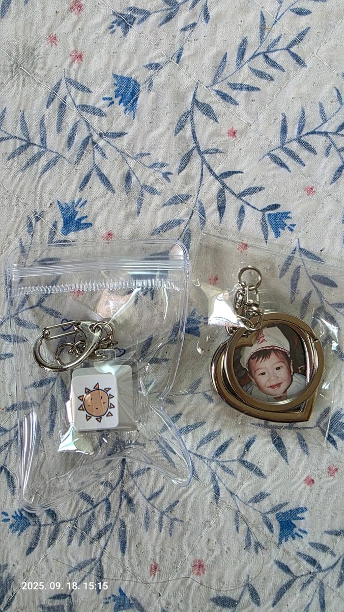 퇴근 하고 집에 오니 나를 기다리는
인우 아가때 사진 키링과 누룽지 키캡....
그리고 찍히지 않았지만 인우 아가때 사진 5장....
#나인우 #NaInwoo