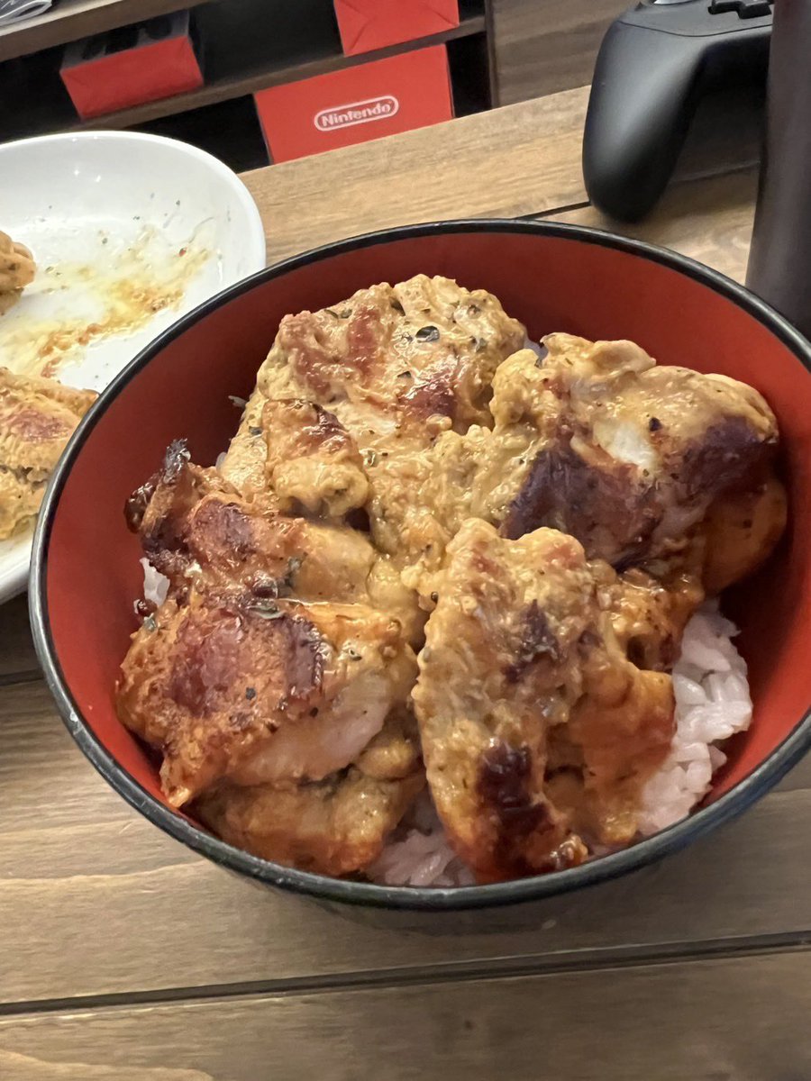 omiyameido's tweet photo. めるが作ってけれたタンドリーチキン、丼にしたヤバいこれ

美味すぎるやばい食べ終わったのにもう食べたいもん https://t.co/aidN7mbAIt