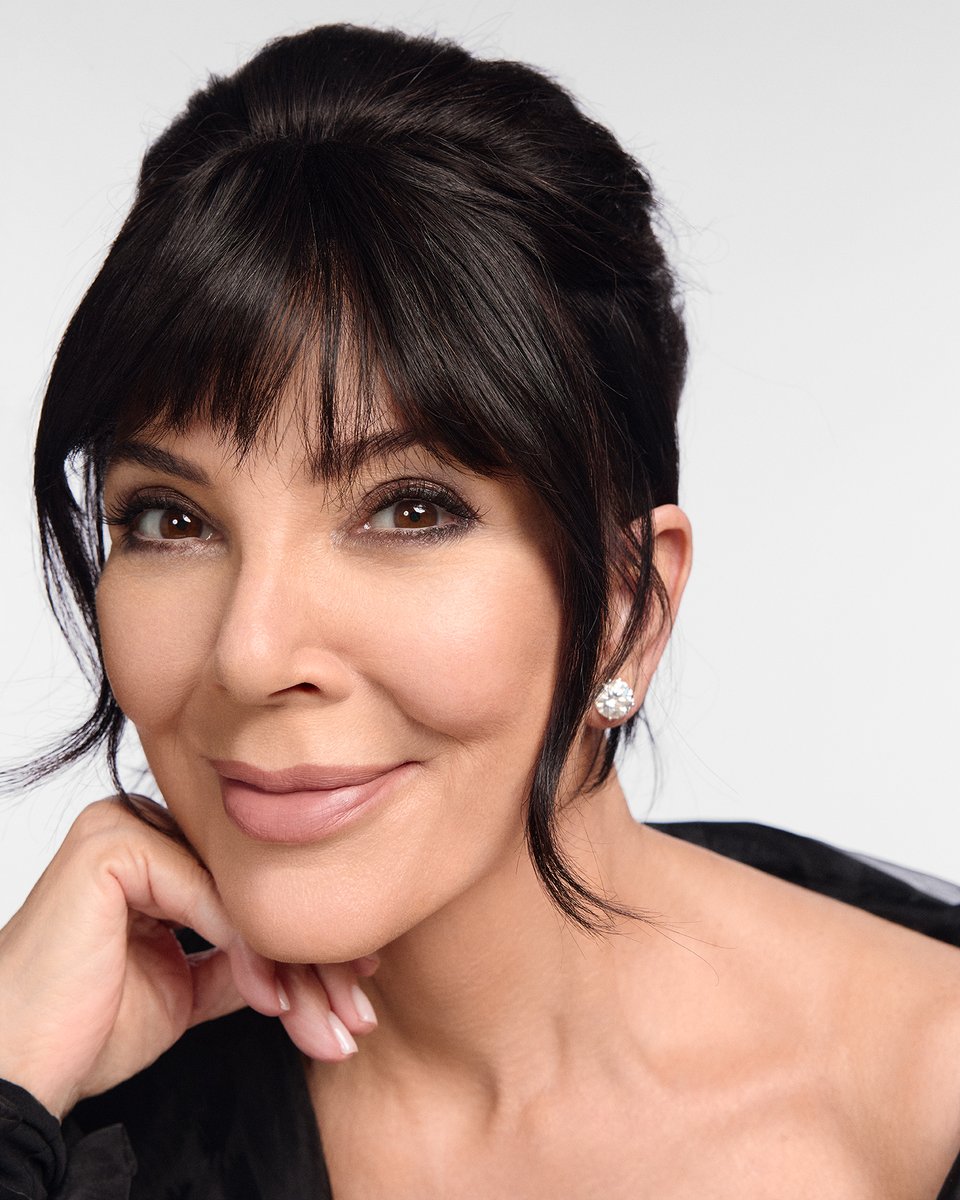 maccosmetics_JP's tweet image. Kris jenner が纏っているのは、
「スタジオ フィックス フルイッド SPF 25 / NC20」

ママでありマネージャーでもあるKris Jennerは
子供たちへの愛情と同じくらい #MACスタジオフィックス を愛用🖤

＠krisjenner が愛用するのは「NC20」
あなたのお気に入りは？

#MACSTUDIOFIX