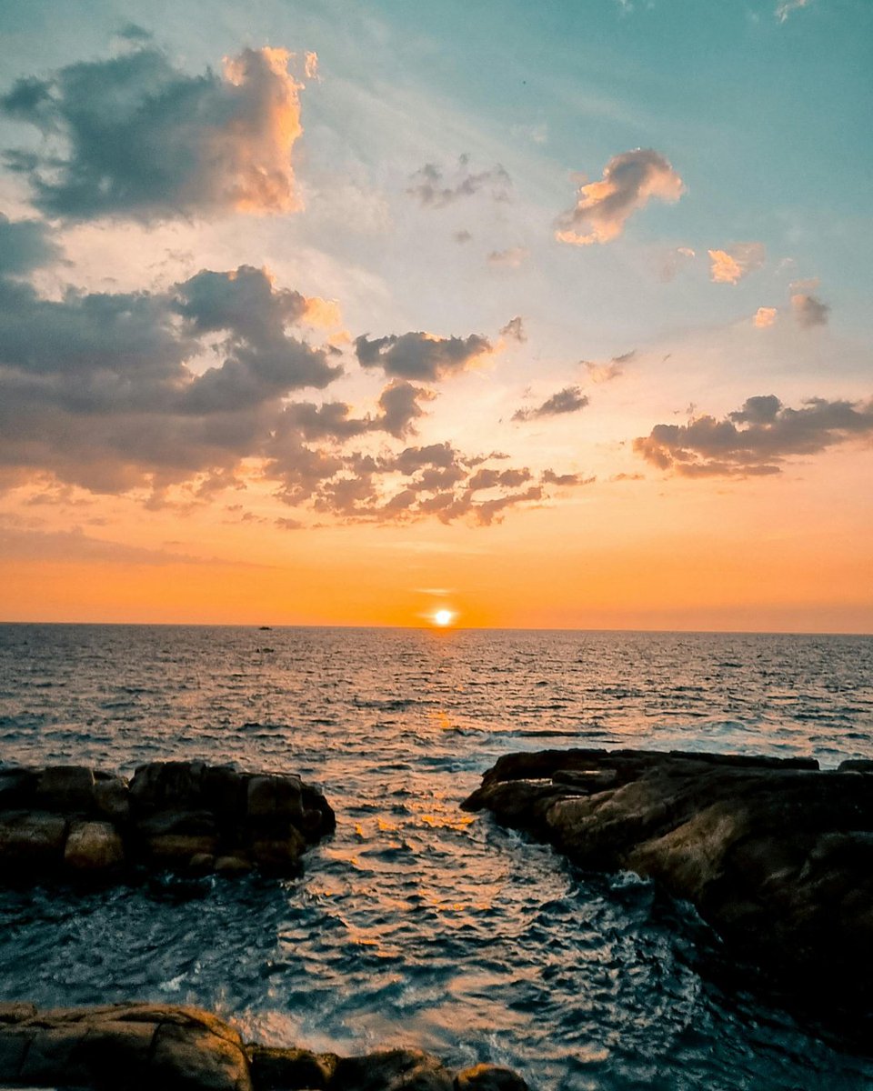 shakatime's tweet image. Hawaii&apos;s sunset always feels like magic. It’s the kind of view that makes you forget everything else 🔮✨

Live the island feeling with @shakatimehawaii 🌺

#SunsetLovers #OceanView #GoldenHour #NatureVibes #PeacefulViews #Shakatimehawaii #SeasideVibes #SereneEscape #CloudySky