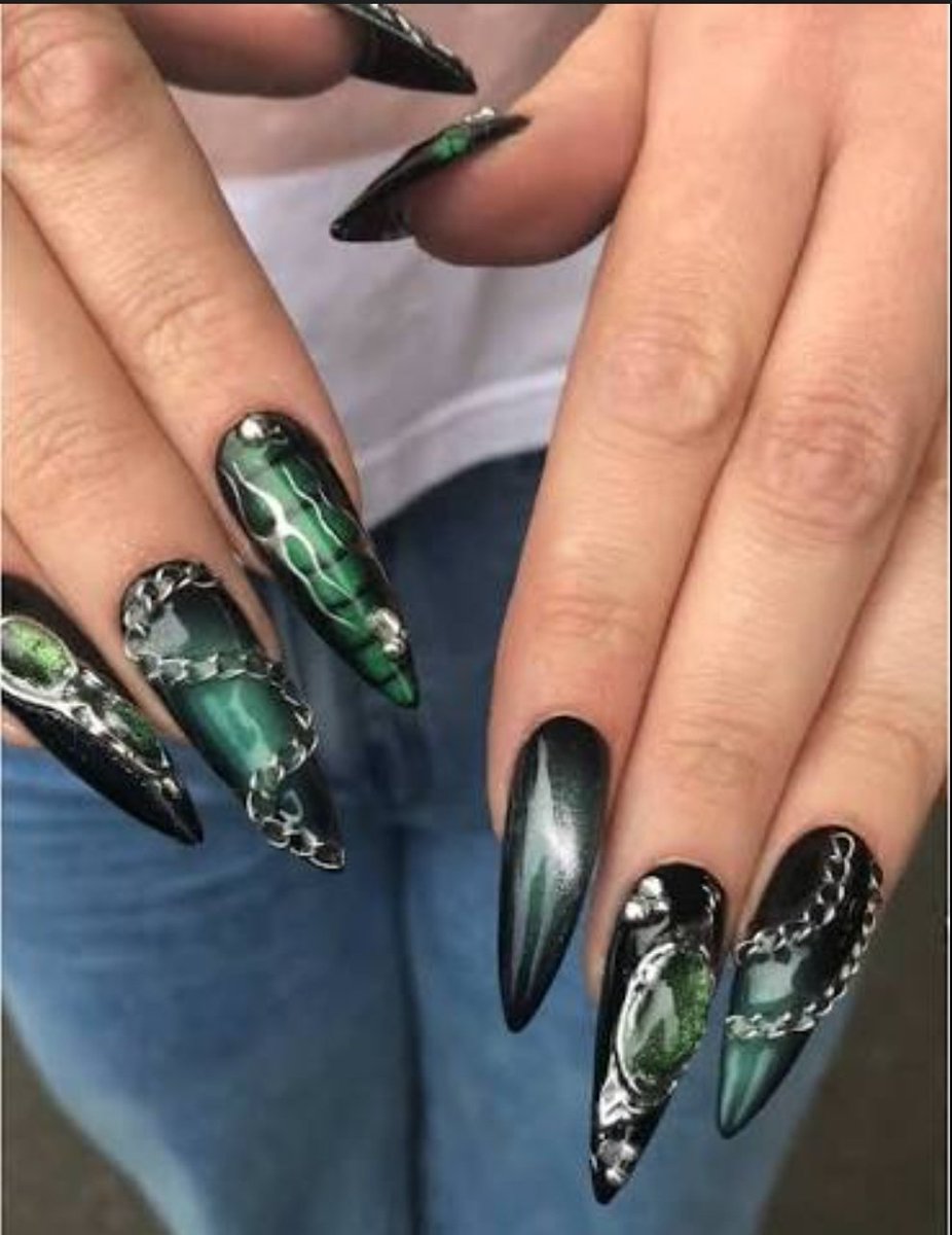 Felicitysfeet00's tweet photo. Happy Thursday minions 💛
It's a good day for abusing your wallet I'd say 😈🥵
Mistress is getting her nails done today and can't decide which ones to go for!
#nails #green #black #inspo #findom #fundit https://t.co/ScBusvSifx