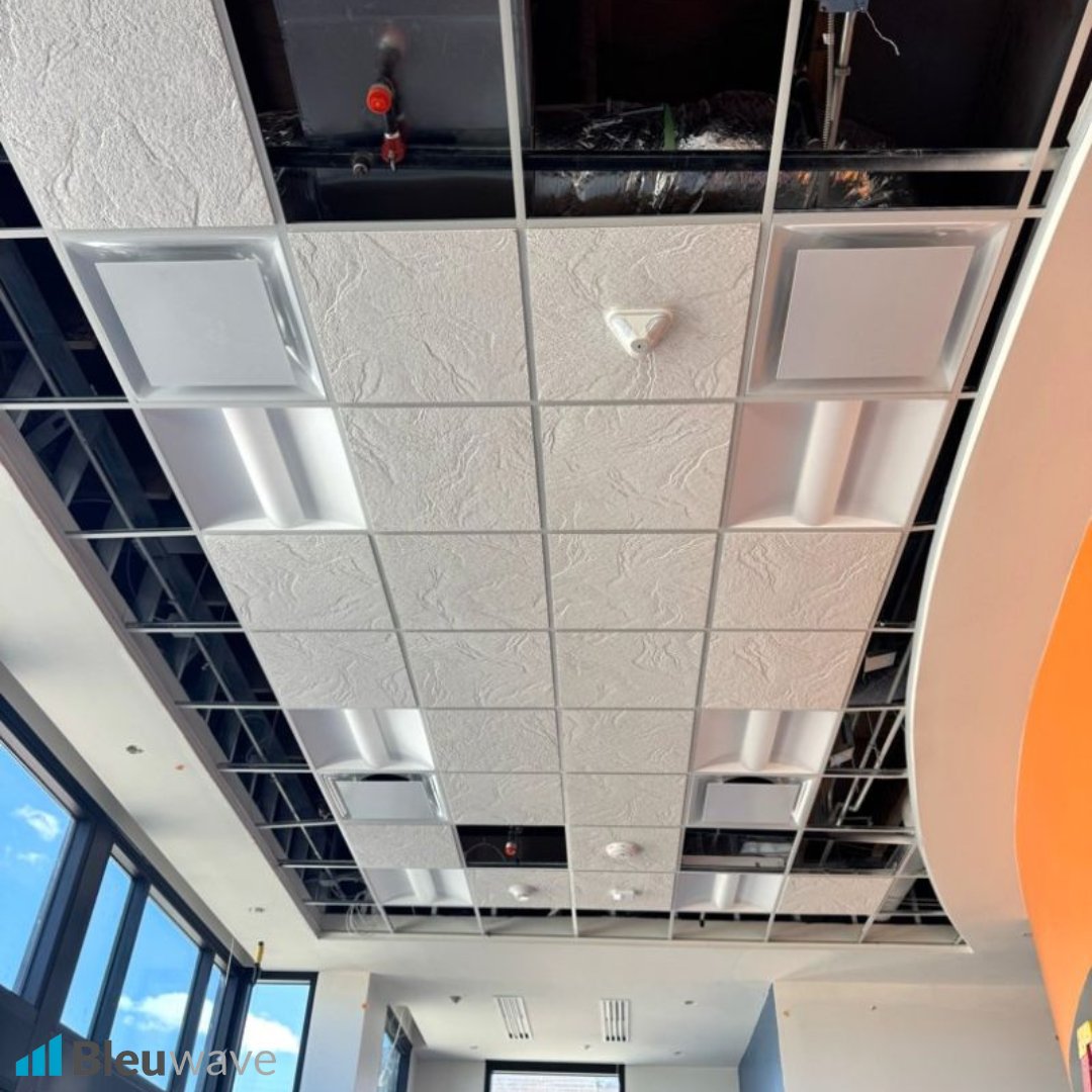 BleuwaveGC's tweet image. Interior work moves ahead at America First Credit Union – Queen Creek.
📸The crew sets the glazing inside, clear and strong.

SAFIRST
Studio 333 Architects

#creditunions #commercialconstruction #bankconstruction