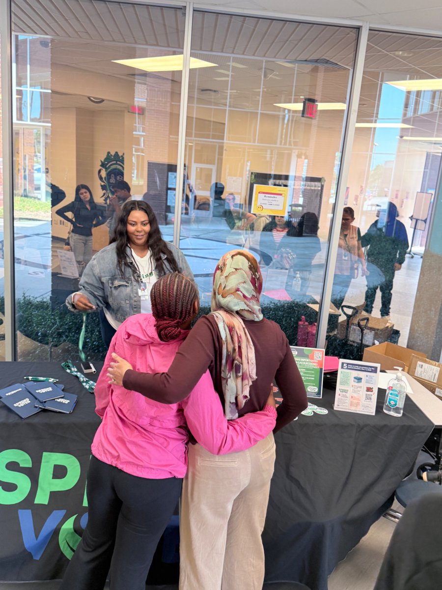 Momentum_HS's tweet image. Thank you for stopping by MHS to inform our students! They came for the goodies and stayed for the info.