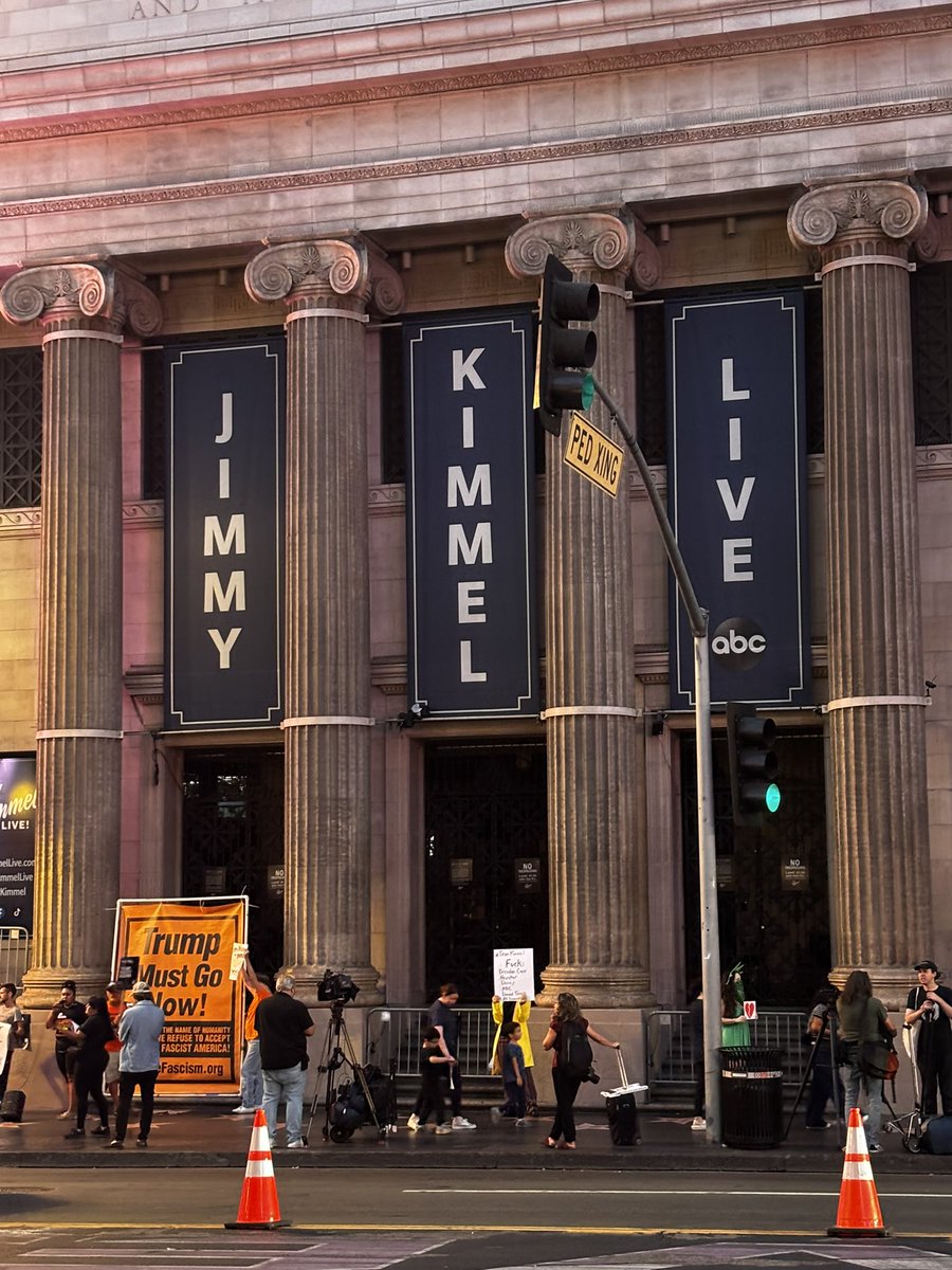 daniellekool's tweet photo. Protest bij de studio van de vandaag van de buis gehaalde latenightshow @JimmyKimmelLive. https://t.co/rRCtx171Ev