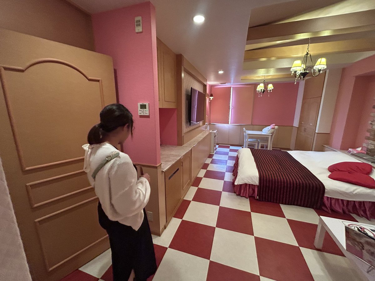 saruboby's tweet photo. この前、九州行った時に
キティちゃんの部屋があるホテル🏨行った
可愛かった😍
ちなみにこの子はアプリで知り合った子でめちゃエロでした🤤
バチボコ首絞めてやった😊 https://t.co/unxoibbfnW