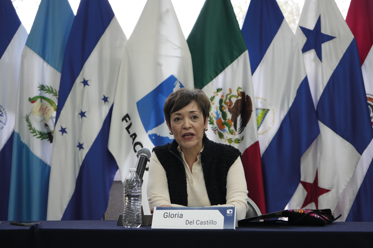 FlacsoMx's tweet photo. Asimismo, la Lic. Monserrat Rangel, editora de Perfiles Latinoamericanos y RELACSO, expuso la relevancia de ambas publicaciones arbitradas, consideradas referentes en las ciencias sociales en América Latina.

Finalmente, la Dra. Cecilia Bobes (@c_bobes), fundadora de RELACSO y actual directora de Perfiles Latinoamericanos, moderó un conversatorio con las doctoras Ligia Tavera y Karina Ansolabehere (@kansola1), así como los doctores Benjamín Temkin (@temkinator) y Raúl Pacheco-Vega (@raulpacheco), quienes compartieron su experiencia y los retos que enfrentaron durante su gestión como exdirectores y exdirectoras.