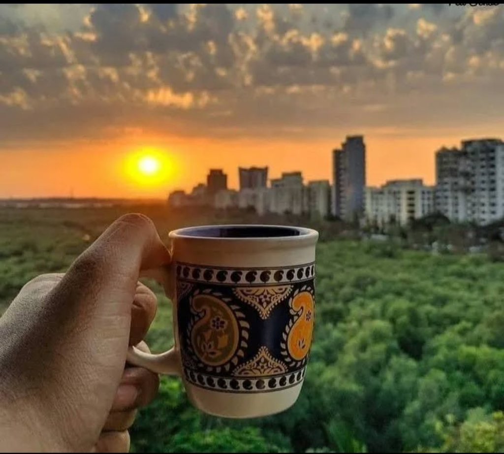 भारत में खास:
भारतीय मसाला चाय दूध, चायपत्ती, और कई मसालों (जैसे अदरक, इलायची, दालचीनी, लौंग, काली मिर्च) से बनती है। यह स्वाद और खुशबू में बहुत ही लाजवाब होती है।good morning