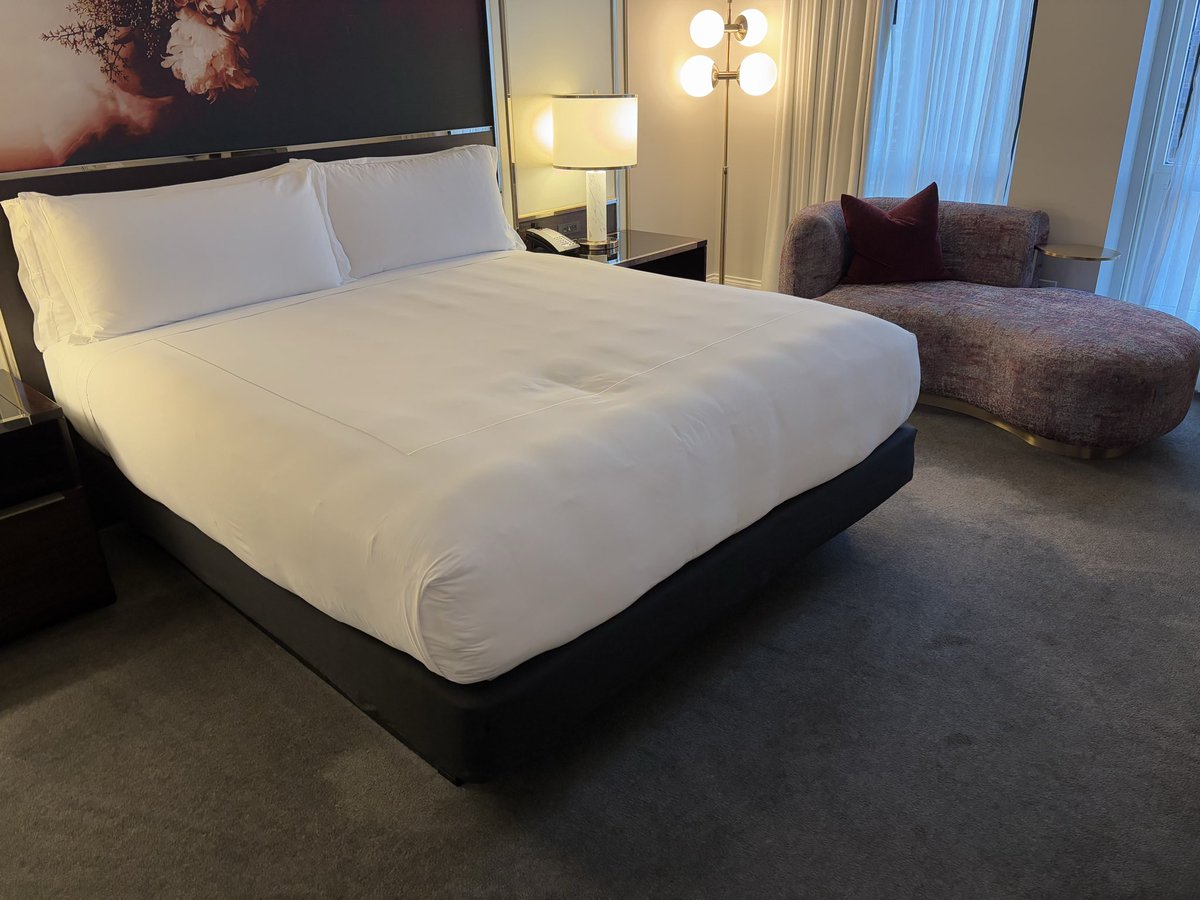 charlieb_lucy's tweet image. Waldorf Astoria Chicago 再訪. 誕生日だったのでありがたいことに美味しいケーキを頂きました.