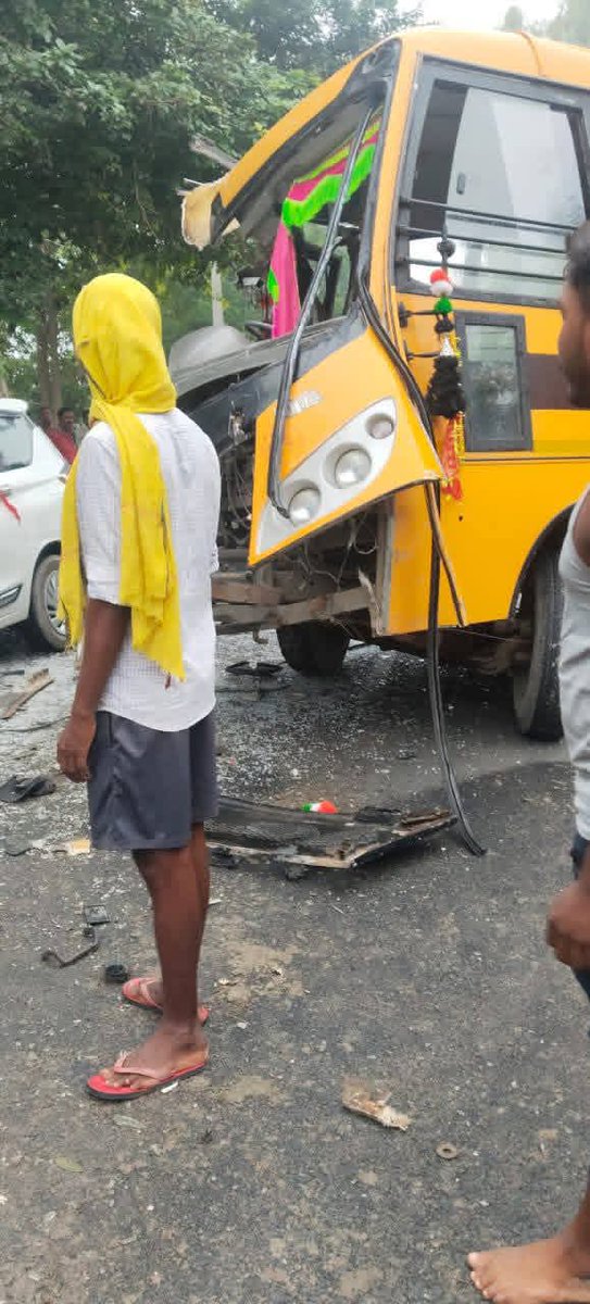 बिहार के सारण जिला के अमनौर प्रखंड स्थित खोरी पाकर खर्ग न्यू पेट्रोल पंप के पास आज हिमालया इंटरनेशनल स्कूल (HIMALAYA INTERNATIONAL SCHOOL) की गाड़ी दुर्घटनाग्रस्त हो गई। हादसे की सूचना मिलते ही स्थानीय लोग और प्रशासन तुरंत मौके पर पहुंच गए।