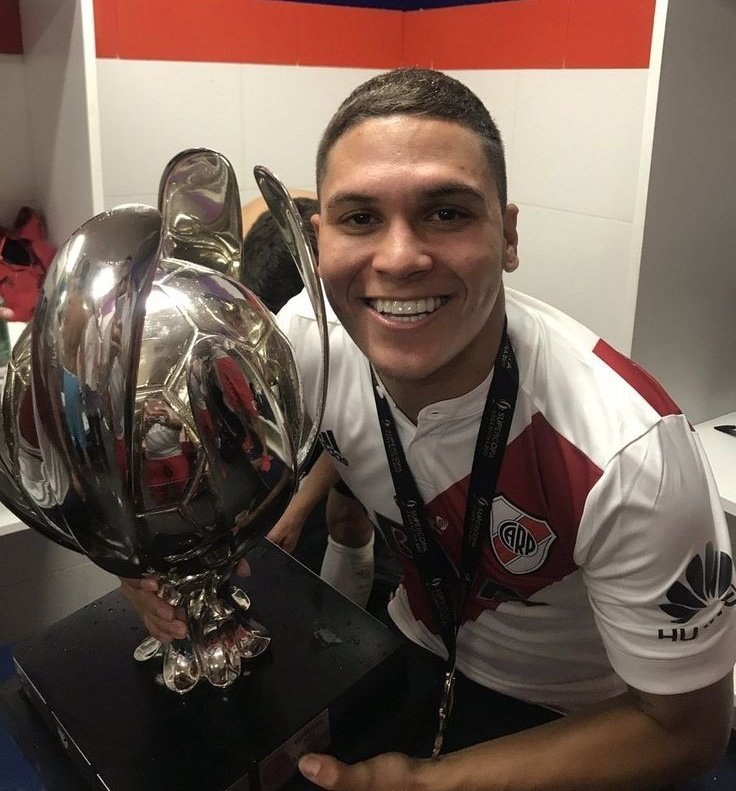 El mejor de los nuestros, la bandera de River, mi bandera. Agarrando la pelota con el equipo siendo bailado. El mejor con la pelota y sin pelota, matandose hasta la última jugada. Te amo Juan Fernando Quintero.
