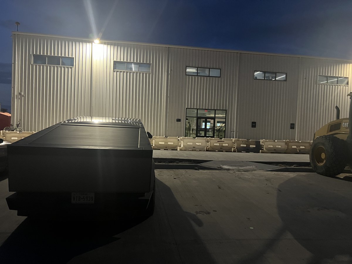 dmhj's tweet image. The SpaceX-owned grocery store in the city of Starbase — "StarMart" — is now serving hot meals #rgv