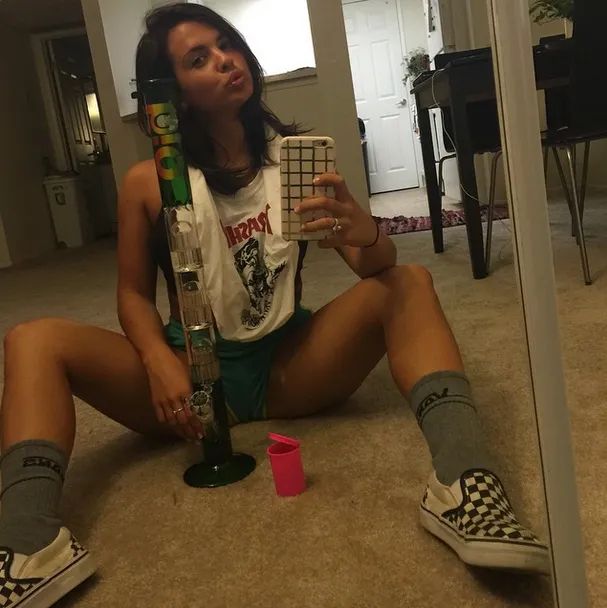 swaggboijoker's tweet image. ✨ Throwback to carefree vibes, cozy fits, and big bong energy 💨🔥 Nothing beats that Mary Jane magic and weekend freedom feels. Living loud, laughing louder, loving life ✌️🌿 #ThrowbackVibes #BongRips #StonerNation #HighLife #GoodVibesOnly #420Friendly